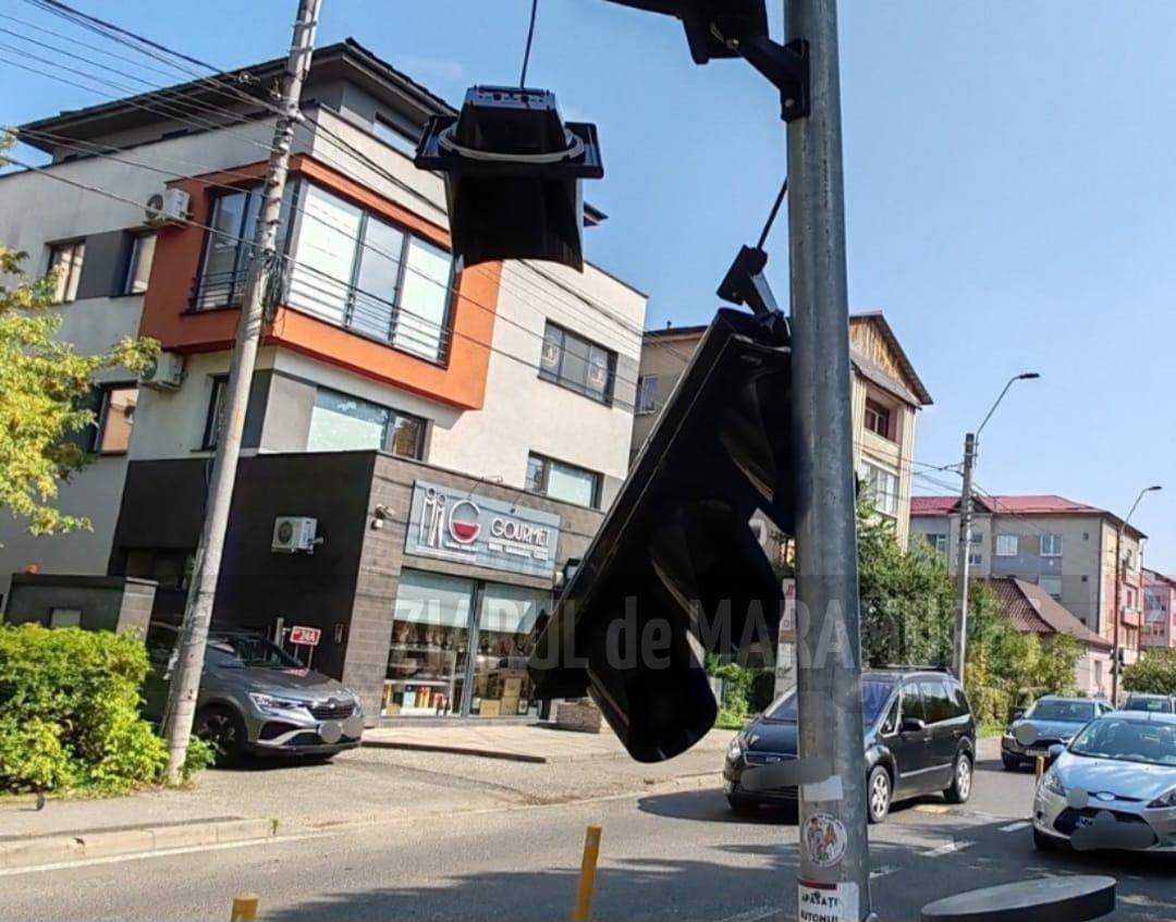 BM. G. Cosbuc. Unui șofer i s-a făcut rău la volan. A acrosat un semafor, un stâlp de iluminat și a ajuns pe partea opusă drumului