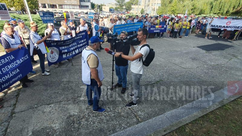PROTEST. SLI Maramures a protesta din nou în fața Prefecturii Maramures