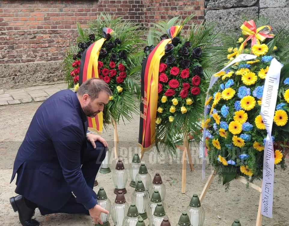 Lumină și flori victimelor Holocaustului. Senatorul Cristian N. Țâgârlaș: Mii de evrei din Maramureș, au fost îmbarcați în trenuri cu destinația Auschwitz-Birkenau