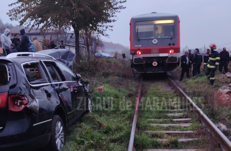 UPDATE. Autoturism lovit de tren. Trei tineri se aflau în mașină