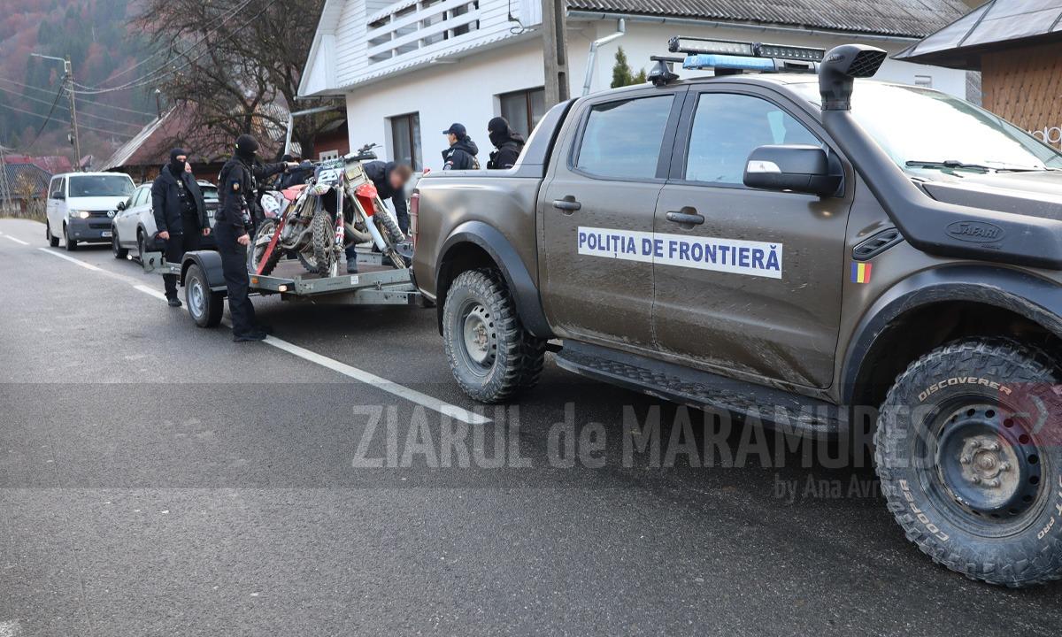 Percheziții domiciliare la Poienile de sub Munte în urma cărora doi frați au fost reținuți pentru trafic de migranţi