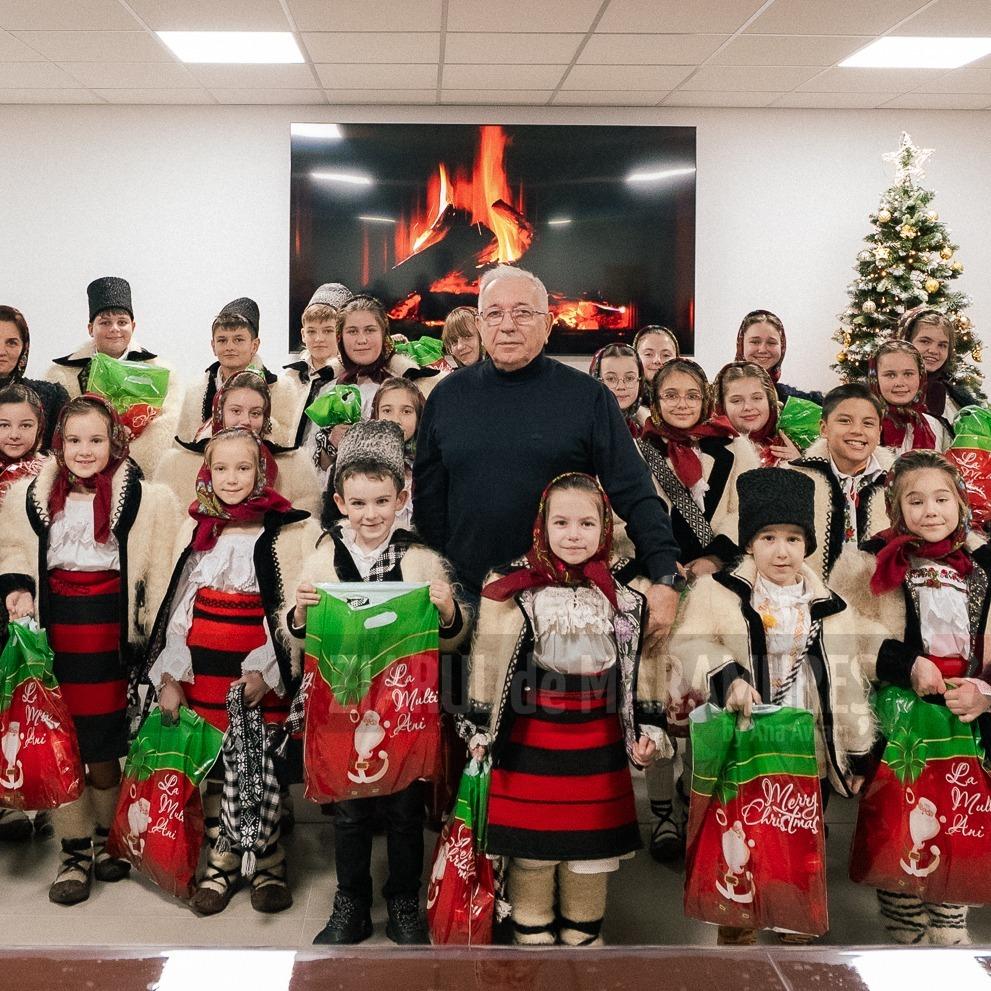 A fost ”slobod a colinda”. Senatorul Costache Chertif a primit cu colinda, coconii din Strâmtura