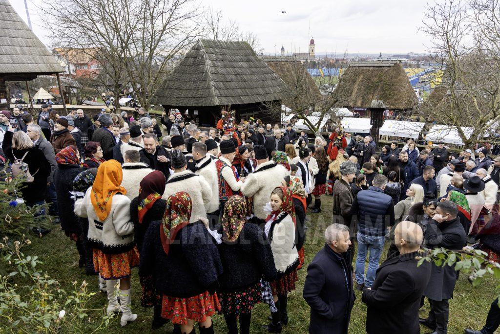 Crăciunul în Maramureș: tradiții, unitate comunitară și sute de colindători la Muzeul Satului