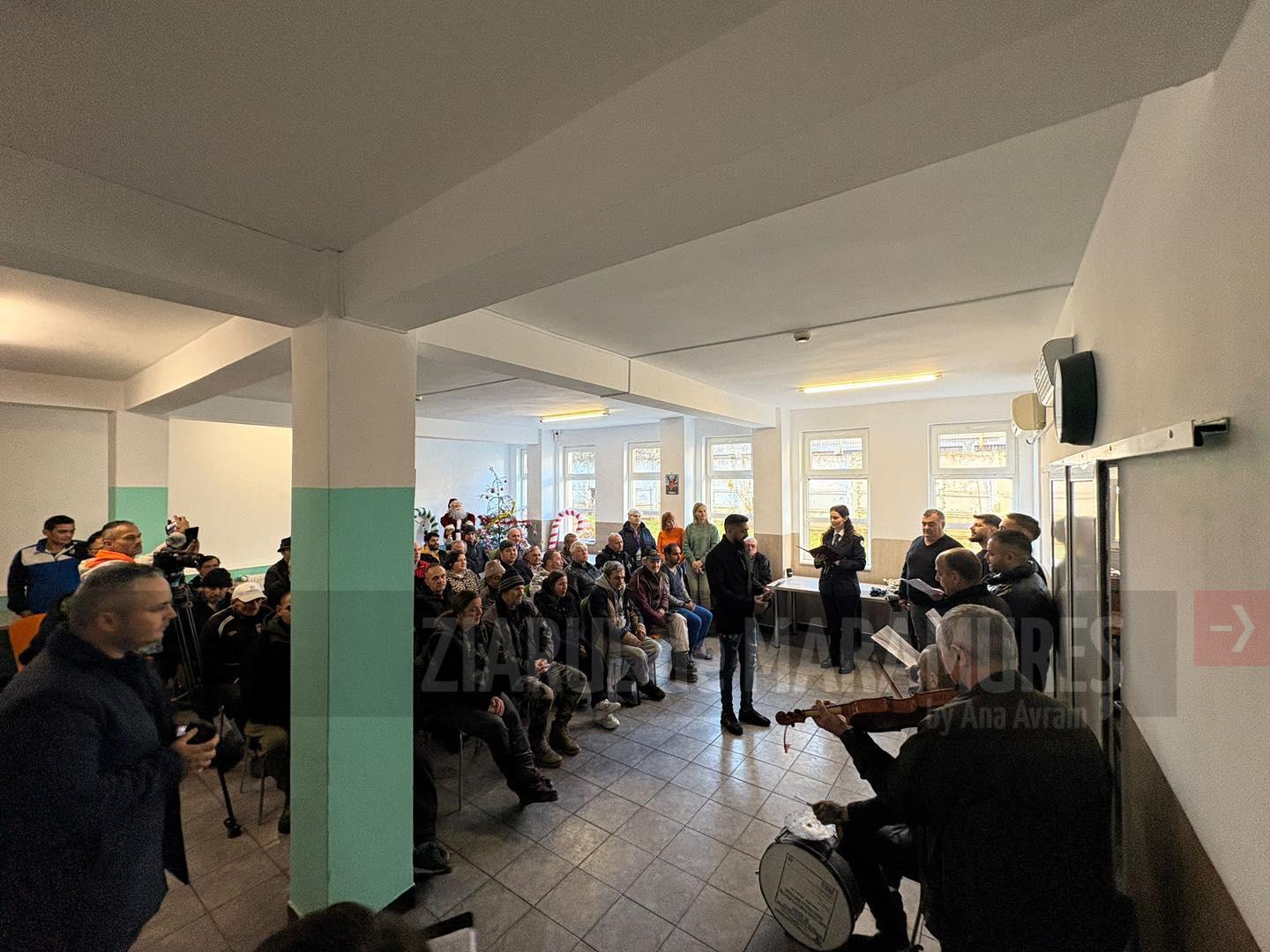 Deținuții de la Penitenciarul Baia Mare au colindat persoanele fără adăpost de la Azilul de Noapte din municipiu