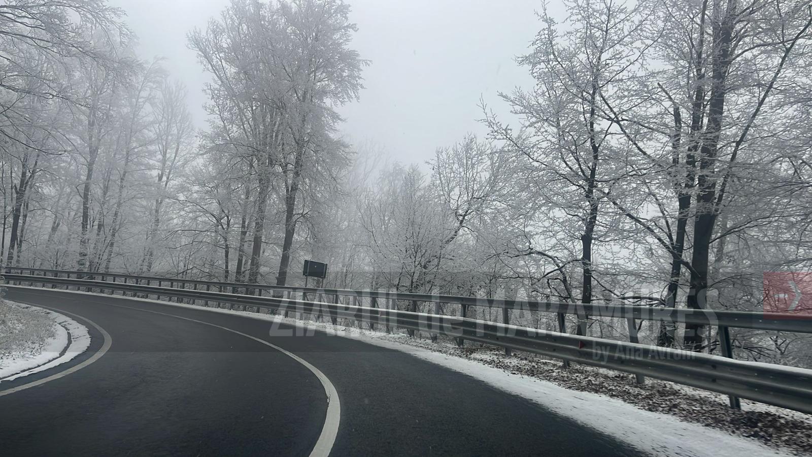 Gheață dimineața și noaptea în Maramureș, drumarii continuă intervențiile pe șosele