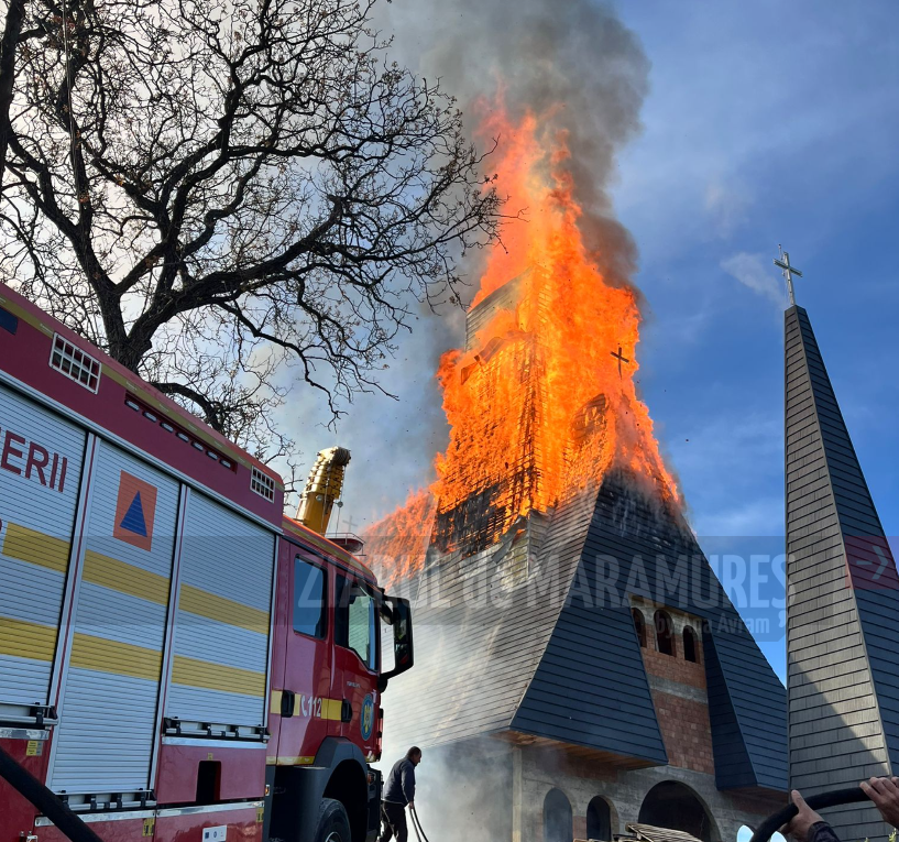 Misiune în desfășurare. A luat foc Biserica Catolică din Surdesti, comuna Șișești