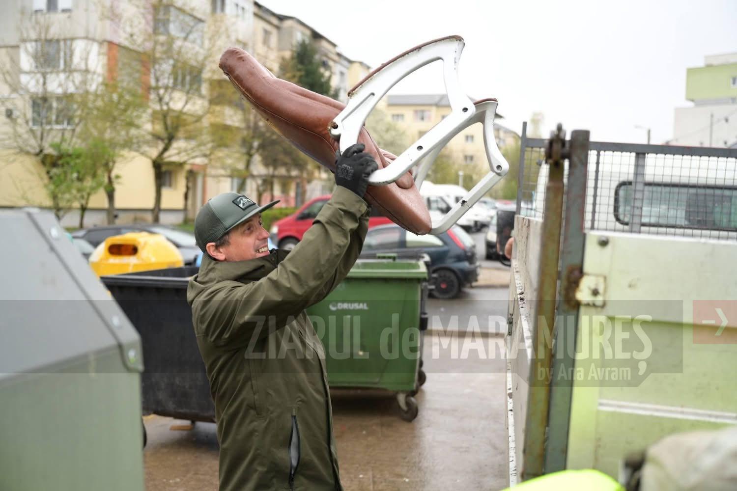 (FOTO)Paradox. Gunoaie si în locurile in care exista recipiente de colectare. Pap: ”Curățenia începe cu educația!”