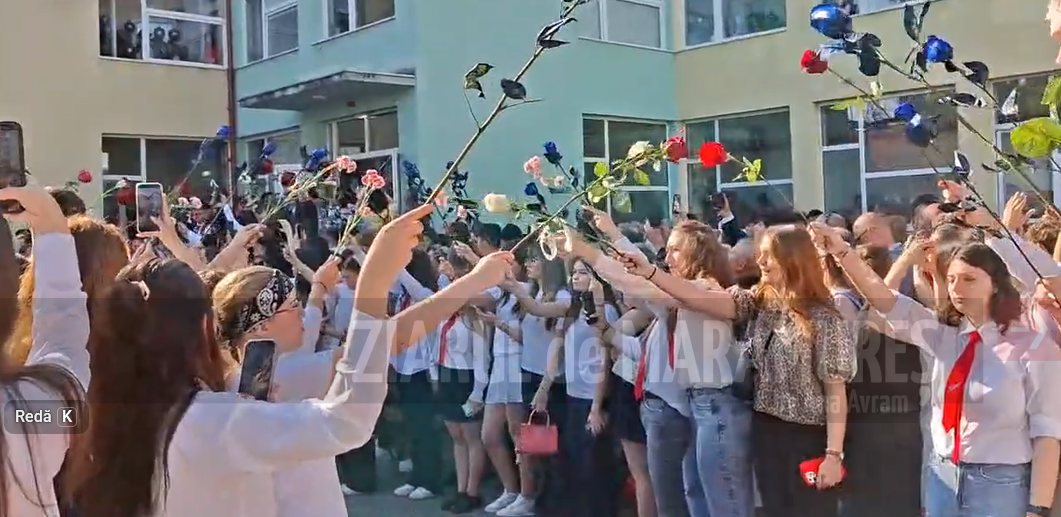 (VIDEO/Foto)Ultimul sunet de clopoțel pentru absolvenții claselor a XII-a de la CN ”Mihai Eminescu” din Baia Mare