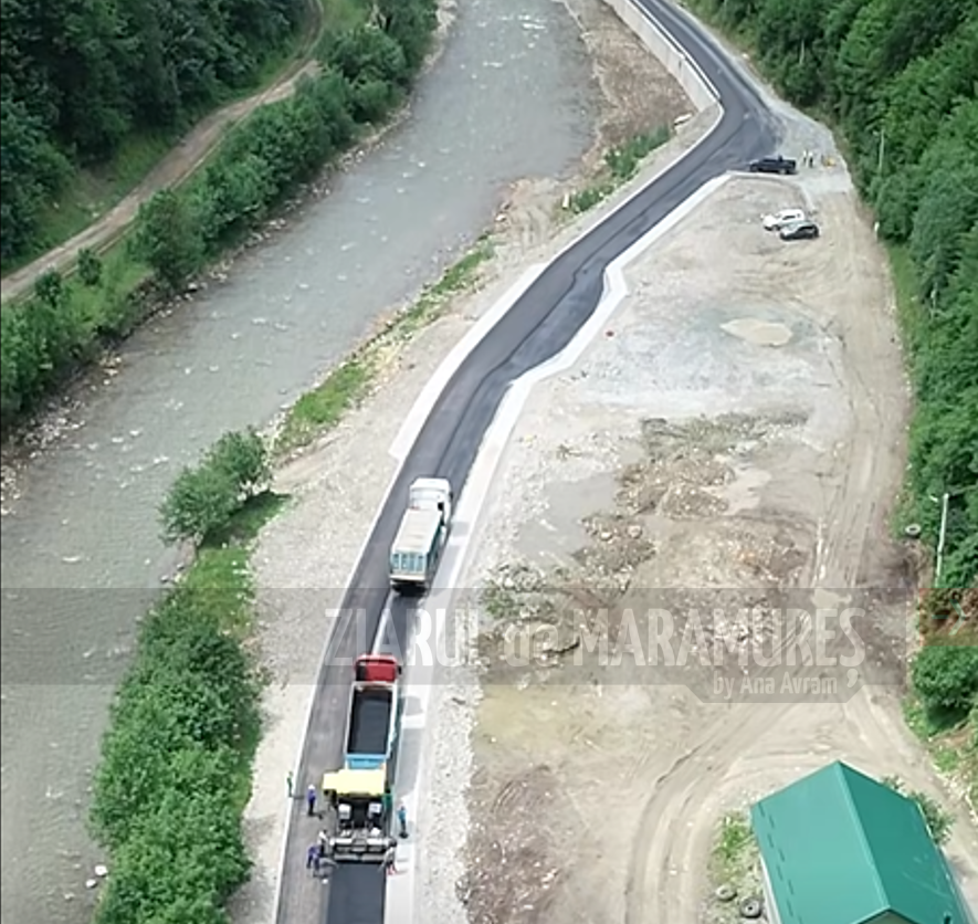 (VIDEO)Viseu de Sus. A început asfaltarea pe Valea Râului. Autoritatea publică locală face un APEL către participanții la trafic