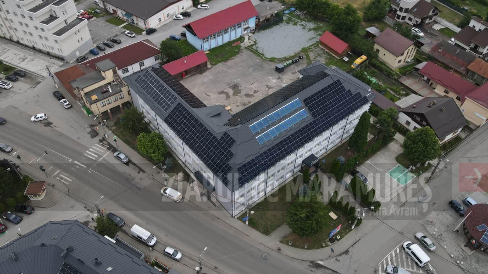 Este în plină derulare proiectul de instalare a panourilor fotovoltaice pe 11 obiective din Viseu de Sus